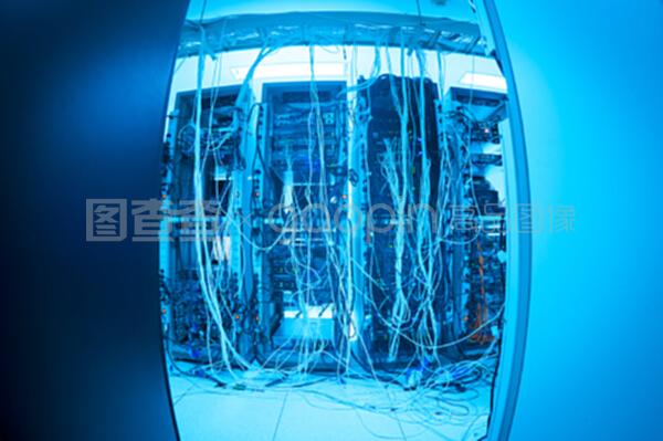 网络服务器与云计算装备技术服务 驱动数字化转型的双引擎